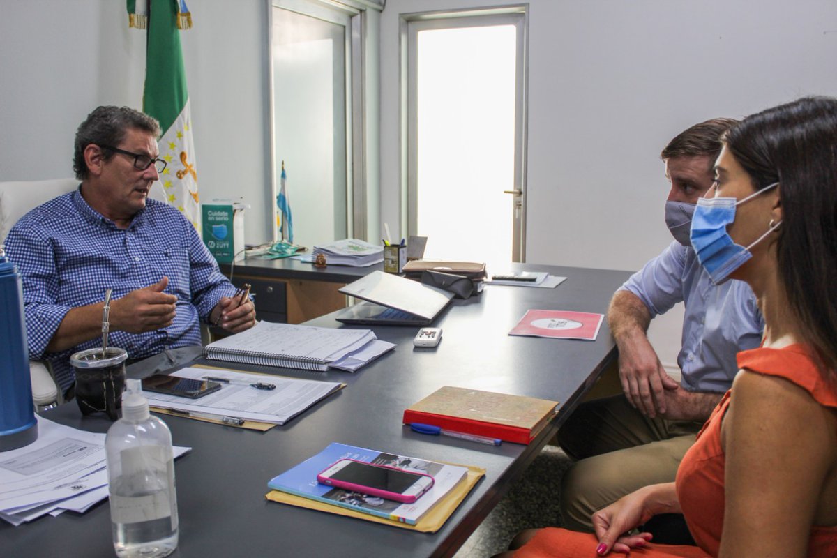 voyconvosorg's tweet photo. Estuvimos reunidos con @AldoLineras, Ministro de Educación de Chaco. Le contamos sobre el proyecto de construcción de una sala digital en la escuela rural EES 133 del Impenetrable, financiada por la @EmbAustraliaBA. Obtuvimos su compromiso para mejorar la conectividad de la zona. https://t.co/uDbAG9XS6F