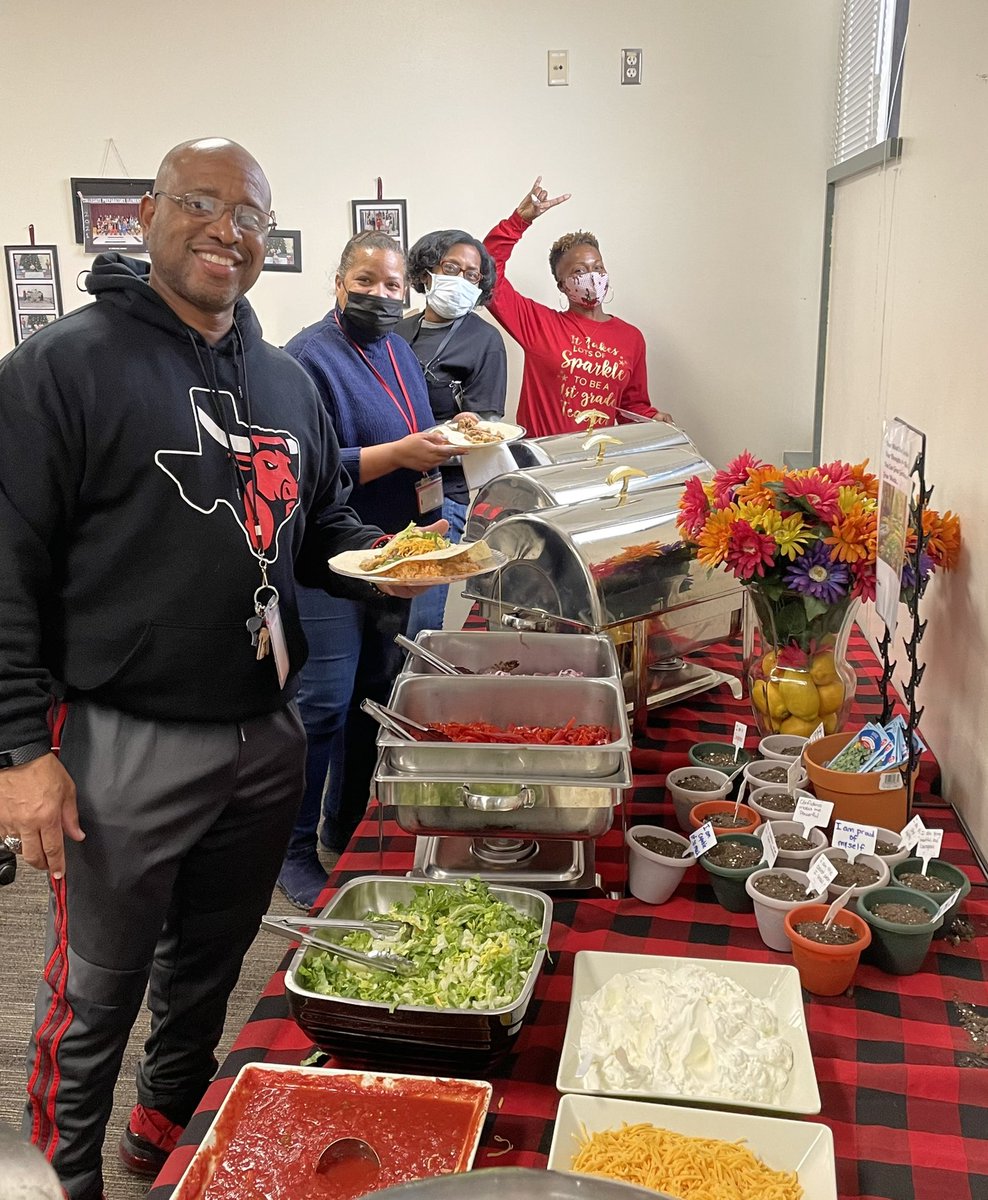 ItMustbeMagical's tweet photo. Wow! We’ve been treated all week and now we’re ending with Fajitas!!  Thank you so much!!!! #survivalweek @DrXavierLewis @CHISDCP https://t.co/YN5Lf22Bsa