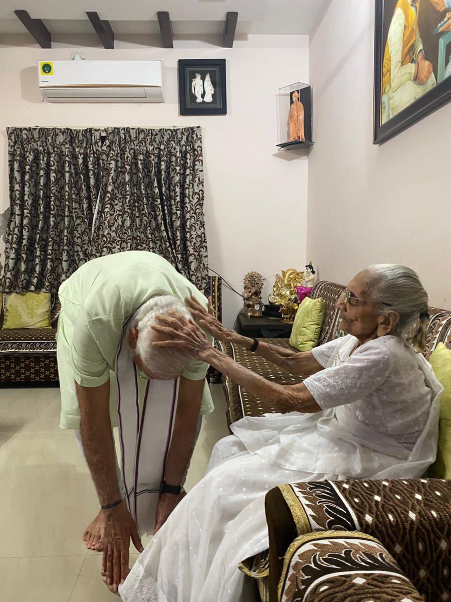 AshwiniVaishnaw's tweet photo. सबका विश्वास और माँ का आशीर्वाद। https://t.co/Ao97FtfLZv