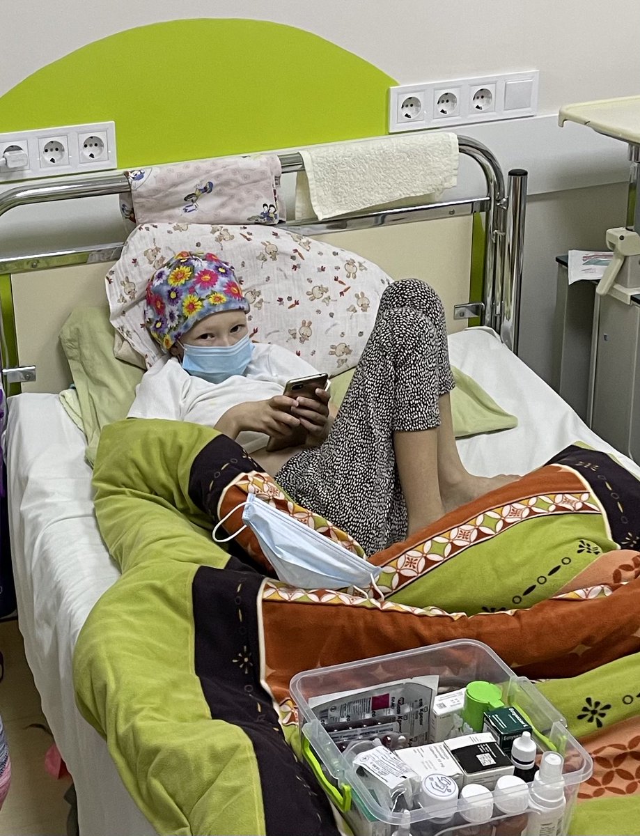 georgrestle's tweet image. Schicksale dieses Krieges: die Leukämie-kranken Kinder, die aus Charkiv, Kyiv und Sumy fliehen mussten und in Lviv aufgenommen wurden. Die lange in verschimmelten Schutzkellern ausharren mussten und jetzt darauf hoffen, nach Polen oder Deutschland zu kommen.
