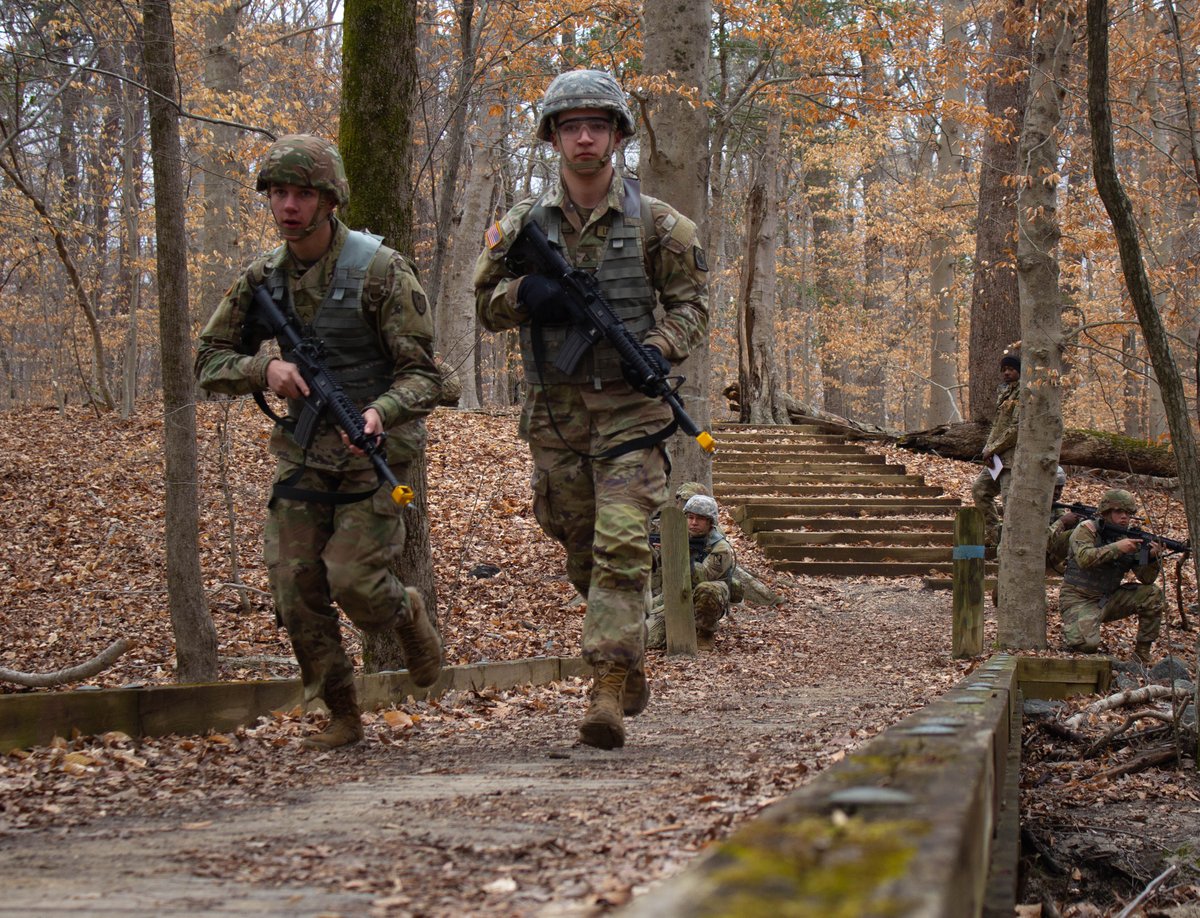 Outstanding training opportunity for these #Soldiers.

Day 2 of the @USArmy AIT FTX at Fort Eustis, is continuing to develop the skills of the #Soldiers assigned to the 1st Battalion, 222d Aviation Regiment.

@TRADOC | #AboveTheBest | #ProfessionOfArms | #ArmyAviation