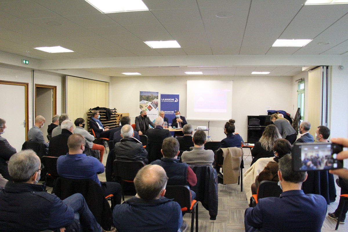 JeanMorin_CD50's tweet photo. Route #SaintLôCoutances : rencontre aujourd'hui avec des chefs d'entreprises et des élus du #Coutançais à l'invitation de Jacky Bidot, pdt de #Coutances Mer et Bocage. Ils attendent une amélioration de l'axe et restent vigilants sur son impact environnemental. Comme @LaManche50 ! https://t.co/HGcY5J2Thx