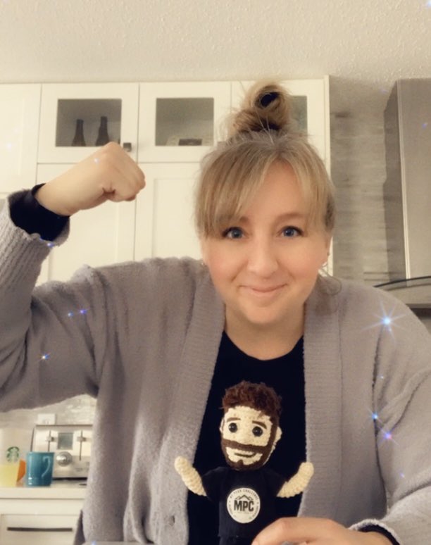J9_Campbell_'s tweet image. It’s Friday! Let’s get to flexin’! I got a muscle popping under that baggy sweater! Little @CoachValbo wanted in on the fun today. 💪 @MyPeakChallenge  @SamHeughan #FlexFriday #MPC2022