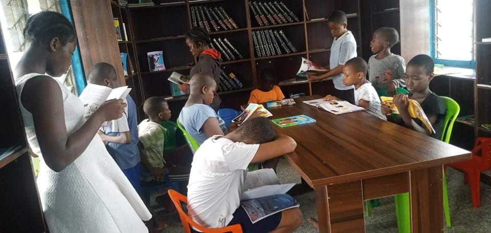 AyaFubaraEneli's tweet photo. Pictures from the #EmmaJohnsonDirigoWari yesterday. The looks on these kids’ faces can power me for the next few years. #OpoboLibraryInitiative https://t.co/aJnGIzBQav
