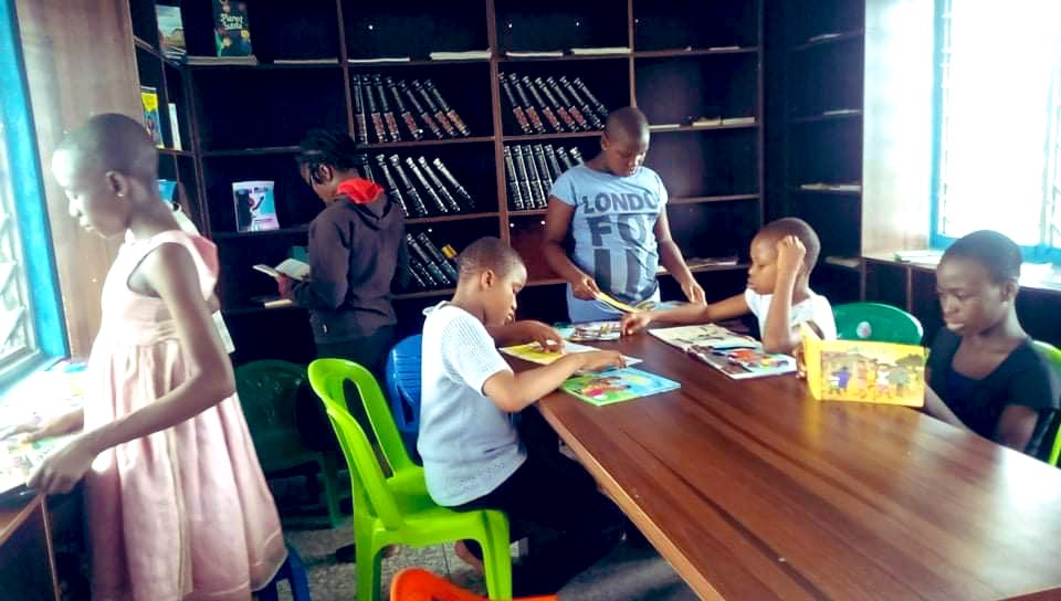 AyaFubaraEneli's tweet photo. Pictures from the #EmmaJohnsonDirigoWari yesterday. The looks on these kids’ faces can power me for the next few years. #OpoboLibraryInitiative https://t.co/aJnGIzBQav