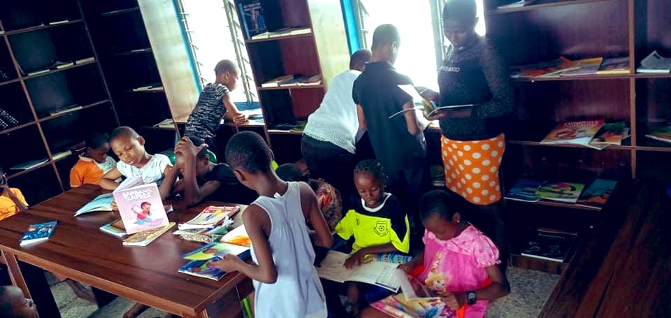 AyaFubaraEneli's tweet photo. Pictures from the #EmmaJohnsonDirigoWari yesterday. The looks on these kids’ faces can power me for the next few years. #OpoboLibraryInitiative https://t.co/aJnGIzBQav