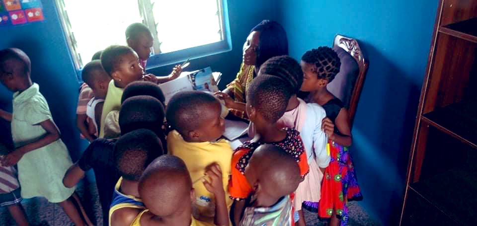 AyaFubaraEneli's tweet photo. Pictures from the #EmmaJohnsonDirigoWari yesterday. The looks on these kids’ faces can power me for the next few years. #OpoboLibraryInitiative https://t.co/aJnGIzBQav
