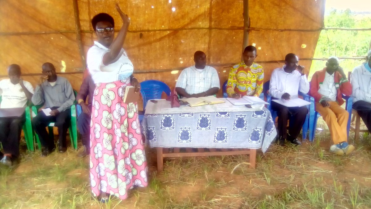 CommuneKayogoro's tweet photo. @Burundi Kuri uyu wa 11/03/2022 Nyakubahwa Hon. Zakayo MISAGO asanzwe arongoye inama ya komine KAYOGORO yagendey abenegihugu bo ku mutumba wa KIBIMBA akaba yaganiriy naba ibijanye n'iterambere, amahoro n'umutekano n'Utuntu n'utundi. Abenegihugu bakengurutse cn ubutumwa yabazaniye https://t.co/EEFdtOV1Pt