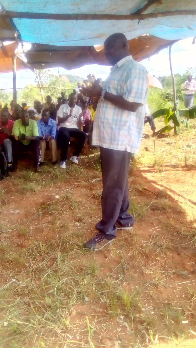 CommuneKayogoro's tweet photo. @Burundi Kuri uyu wa 11/03/2022 Nyakubahwa Hon. Zakayo MISAGO asanzwe arongoye inama ya komine KAYOGORO yagendey abenegihugu bo ku mutumba wa KIBIMBA akaba yaganiriy naba ibijanye n'iterambere, amahoro n'umutekano n'Utuntu n'utundi. Abenegihugu bakengurutse cn ubutumwa yabazaniye https://t.co/EEFdtOV1Pt