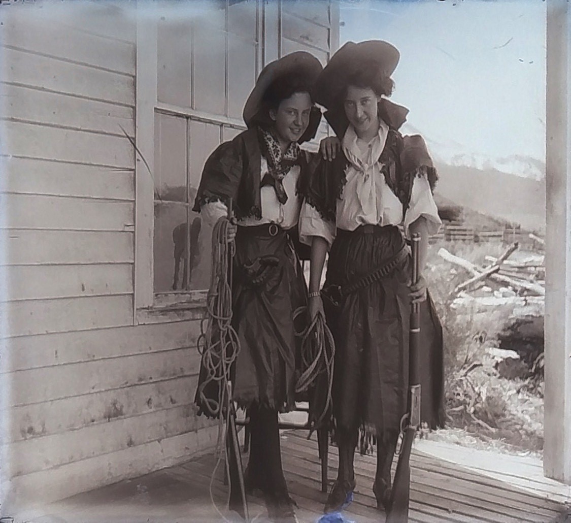 #FlashbackFriday 📷
We do some pretty cool things in our archive room.
Our curators are taking this glass plate negative of a cowgirl from Challis (c.1900), and turning her into an animated photo (with a couple steps in between).
#Watch her come to life: loom.ly/3bJh1TY
