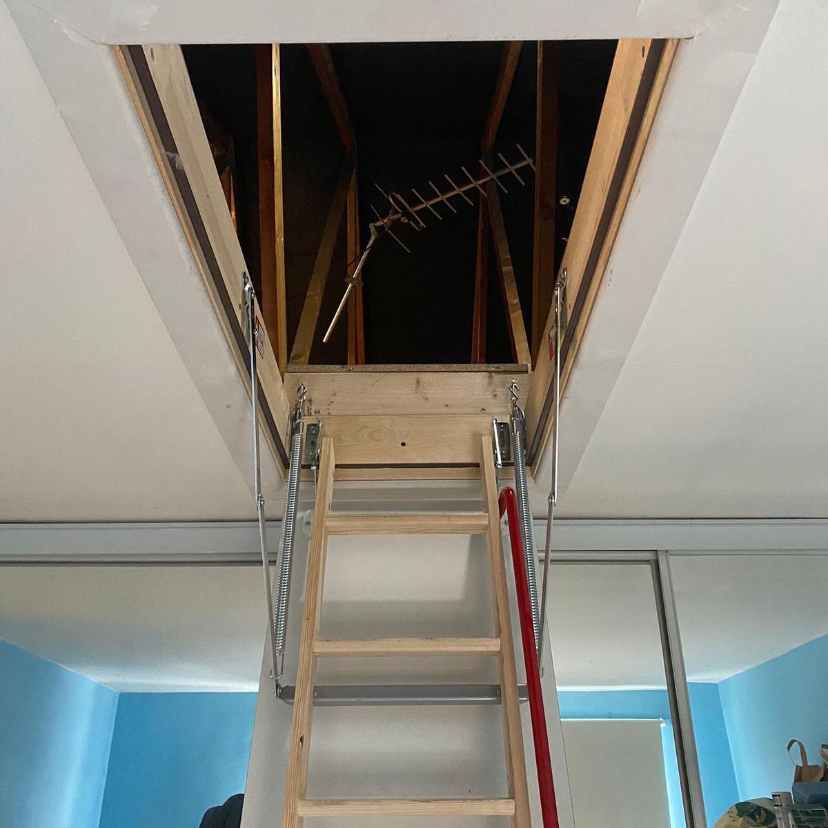 loftladderpros's tweet image. Some really effective before &amp;amp; after pictures here from our Charlie &amp;amp; Lewis in Mr Goods loft in Bedford.
Loads of extra storage space, neat and tidy finish.
If you would like to arrange a free quote give us a call on 0808 301 9548.
homecountiesloftladders.co.uk
#lofttransformation