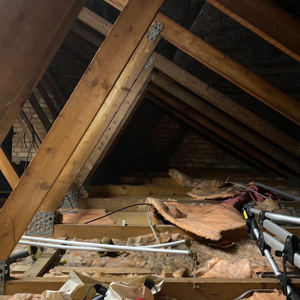 loftladderpros's tweet image. Some really effective before &amp;amp; after pictures here from our Charlie &amp;amp; Lewis in Mr Goods loft in Bedford.
Loads of extra storage space, neat and tidy finish.
If you would like to arrange a free quote give us a call on 0808 301 9548.
homecountiesloftladders.co.uk
#lofttransformation