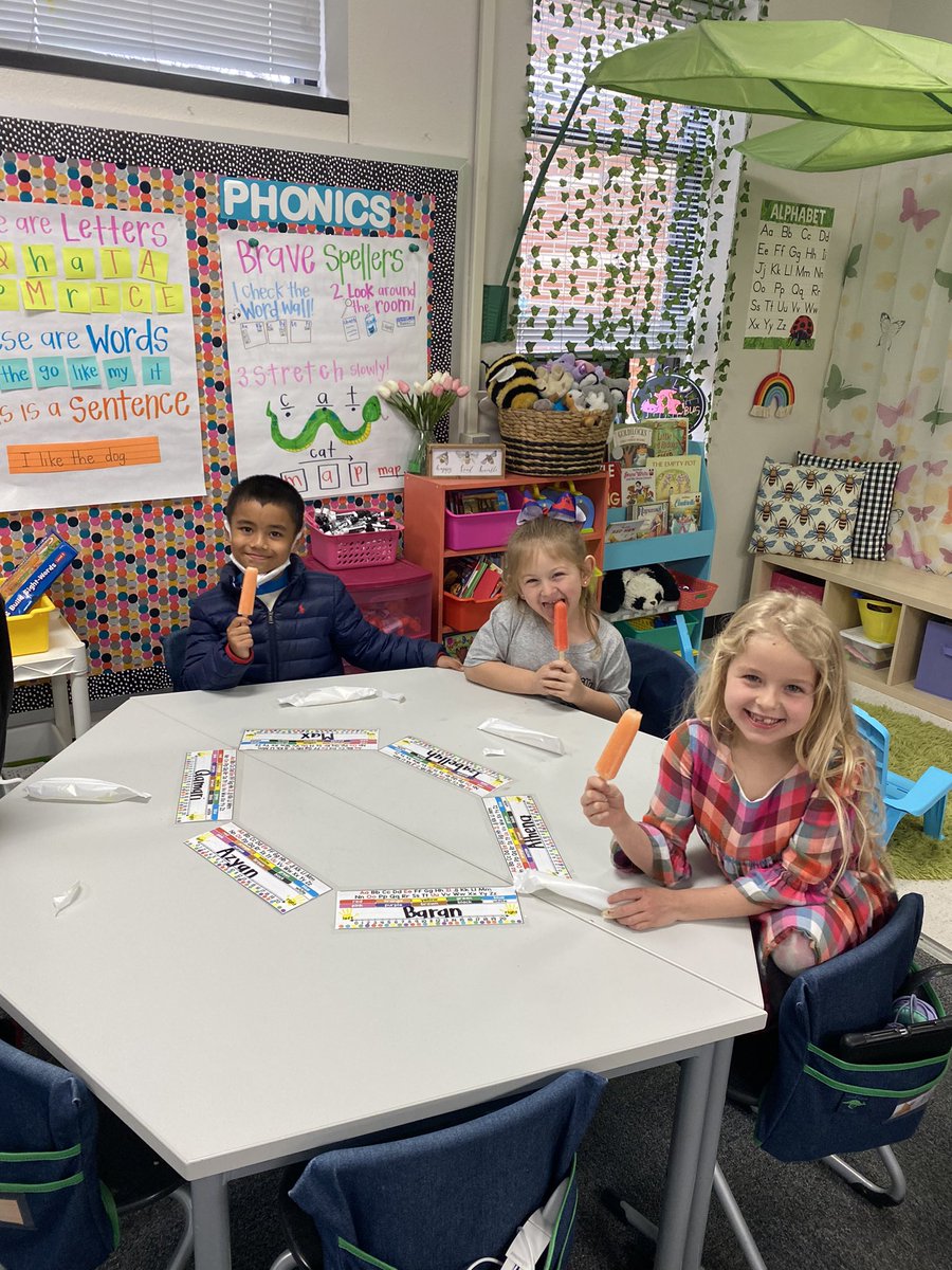 All smiles for our well earned POPSICLE PARTY! They earned gum balls for random acts of kindness, doing the right thing, and working as a team. So proud of them! Good job, K2 friends🤩 @DCEtrailblazers