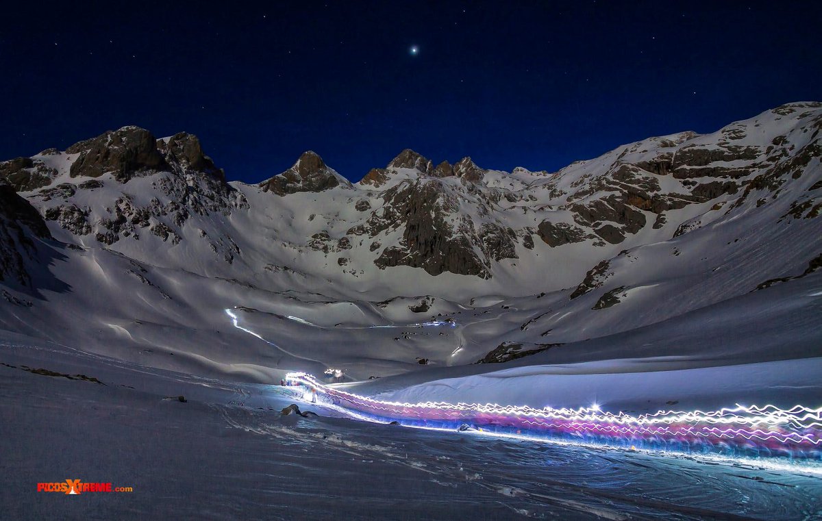 "También hacemos una raquetada nocturna, un evento muy especial ya que el teleférico solo abre por la noche ese día en todo el año para la carrera. Hacemos espectáculos de luz, lo marcamos con unos palos de luz LED, queda precioso", comenta Sobrango.
<a href="/PicosXtreme/">Picos Xtreme</a> <a href="/cant_infinita/">Cantabria Infinita</a>