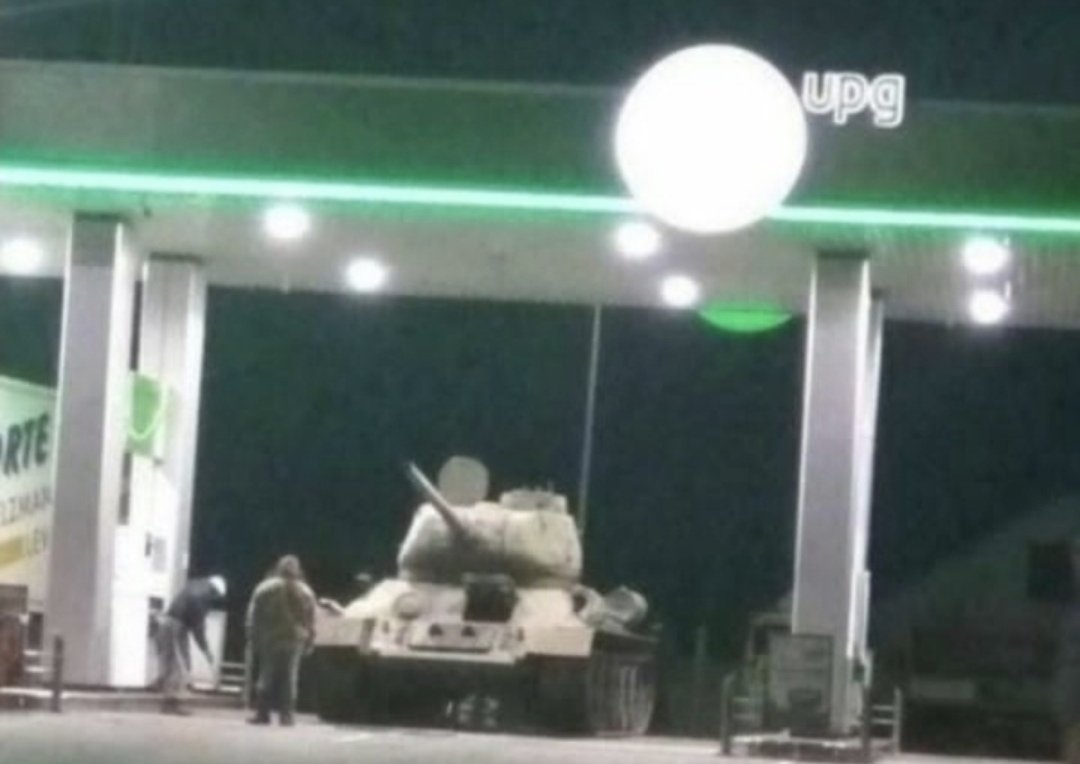 andycorderov's tweet photo. Ivonne Acuña llegando a la gasolinera https://t.co/sOCGuvwCWJ