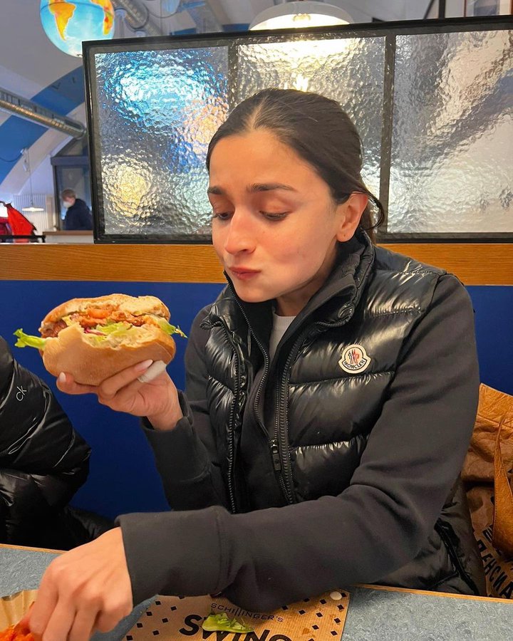 AliaCluster's tweet photo. Queen celebrating 100 cr success of #GangubaiKathiawadi while looking like an absolute cutie 🥺🤍

• #AliaBhatt #Alianators • https://t.co/PpMF1WStvK