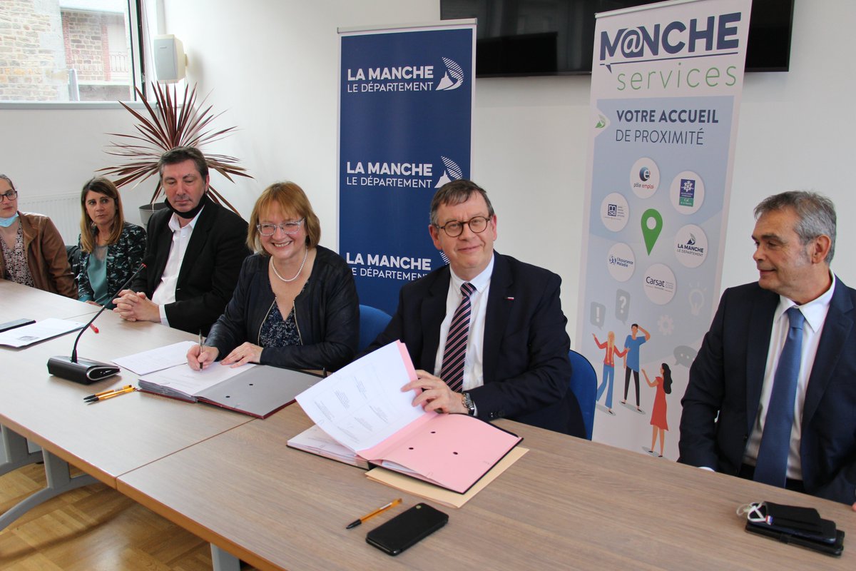 JeanMorin_CD50's tweet photo. Signature à #DuceyLesChéris du 1er M@nche Services, un label de services public au plus près des usagers, complémentaire du réseau #FranceServices. @LaManche50 accompagne les communes pour que chacun trouve un accès aux services publics à moins de 15mn de chez lui. https://t.co/VmCWqIoIGv