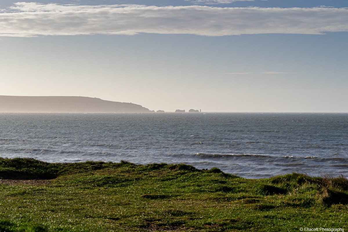 EllacottPhoto's tweet photo. Taken 17/2/2022: Isle of Wight as seen from Milford on Sea, Hampshire #landscape #travelphotography #photography https://t.co/BiOaNAj8Mr