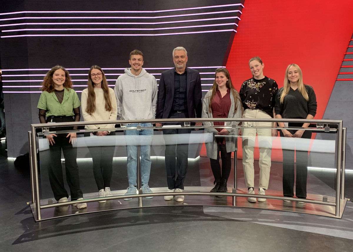 SandroBrotz's tweet photo. Junge Kolleginnen und Kollegen von @SRF waren die Ersten, die unser neues Dekorelement Vis-à-vis testen konnten - und der #SRFArena als Gäste in einer Probesendung zur Verfügung standen. Merci dafür! Und nun wünschen wir uns eine gute Premiere ab 22.25 Uhr. ^bro
#TeamSRF https://t.co/FLnMrItWpX
