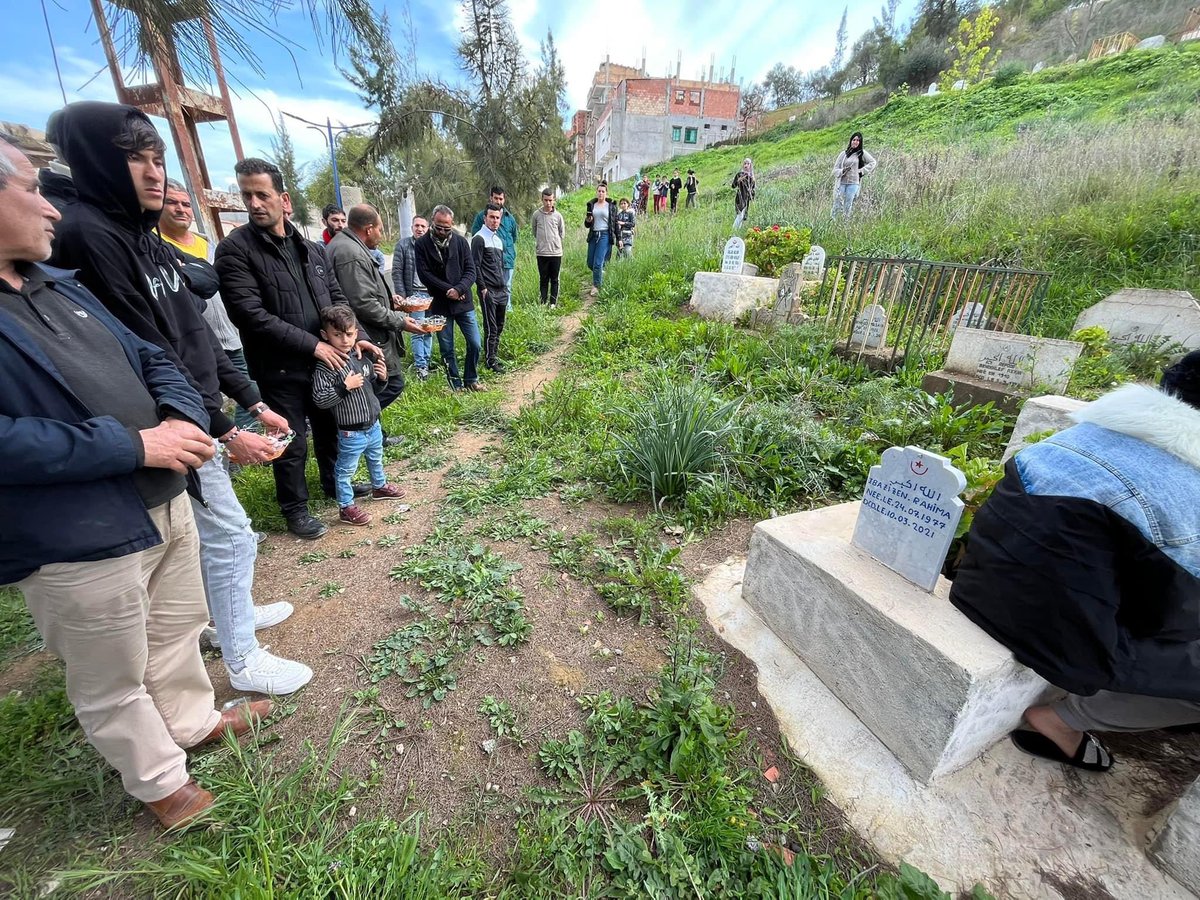 Le_jfa's tweet photo. Le Journal Féministe Algérien 
à Ichekaben devant le cimetière a lieu la commémoration du 1er anniversaire du double assassinat de Rahima et Manel.
#Justice_pour_Rahima_et_Manel
#stopfeminicides
#خسرنا_وحدة_منا https://t.co/8JGAbkEO8m