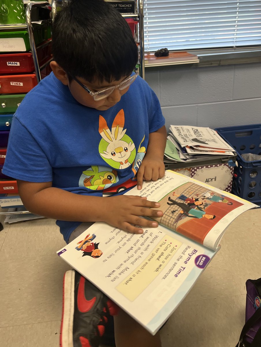 MelissaRandle10's tweet photo. I don’t want to play, can I just read to you instead? #proudreader #meltmyteacherheart @NESHawks @CarteretK12 https://t.co/lbQw3RWzVR