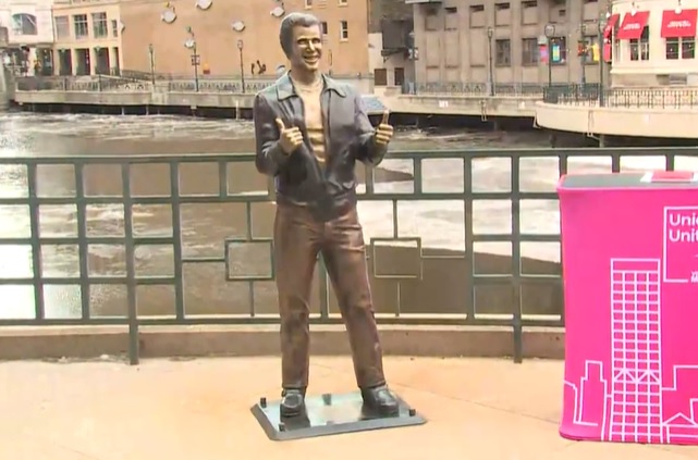 CBS58's tweet photo. Bronze Fonz returns to Milwaukee's Riverwalk https://t.co/7OYzTcKUJM https://t.co/4Tmv5DnbSq