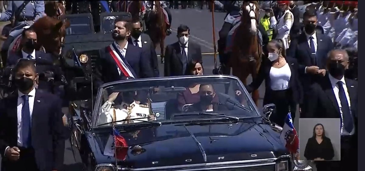 En simbolismos del #CambioDeMando… dos 🚺🚺 por 1ª vez a bordo del #FordGalaxie:

👉🏼 #IzkiaSiches: 1ª Ministra del Interior.

👉🏼 #LorenaCid: suboficial de Carabineros, escolta del presidente, y 1ª mujer al volante del icónico modelo. 

💜💜💜

#AutoMujer