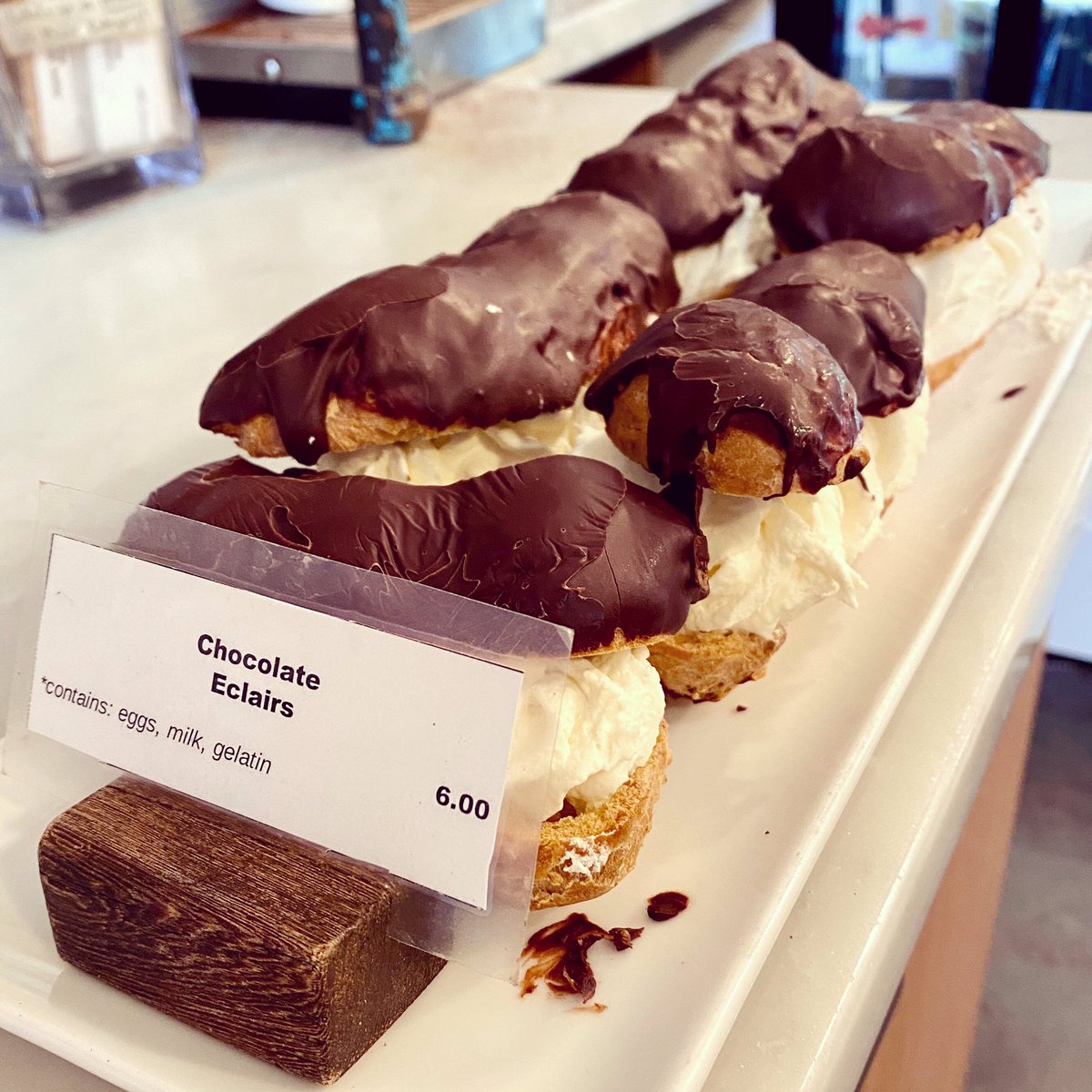 nuflours's tweet photo. Alright, gluten-free folks, when was the last time you enjoyed an éclair? Stop by Nuflours bakery in Seattle and indulge ❤️ You deserve it!

#FoodForGood #GlutenFreeBakery #GlutenFreeEclair #Éclair #GlutenFreePastry #SeattleBakery #GlutenFreeSeattle https://t.co/3pDb20uurz