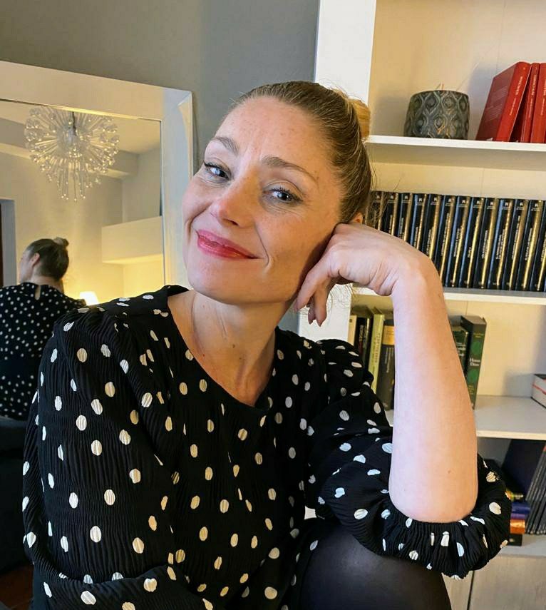 VOZ

Una herramienta mágica y poderosa que potenciaremos en el "Taller de Lectura Dramatizada: Emociona con tu voz" en formato online los días 5,6,7,8 y 12 de abril de 19:00 a 21:00 h.

Grabación: instagram.com/tv/Ca98FuJDAaQ…

Inscripción: elocuarte.es/curso/taller-d…

#voz