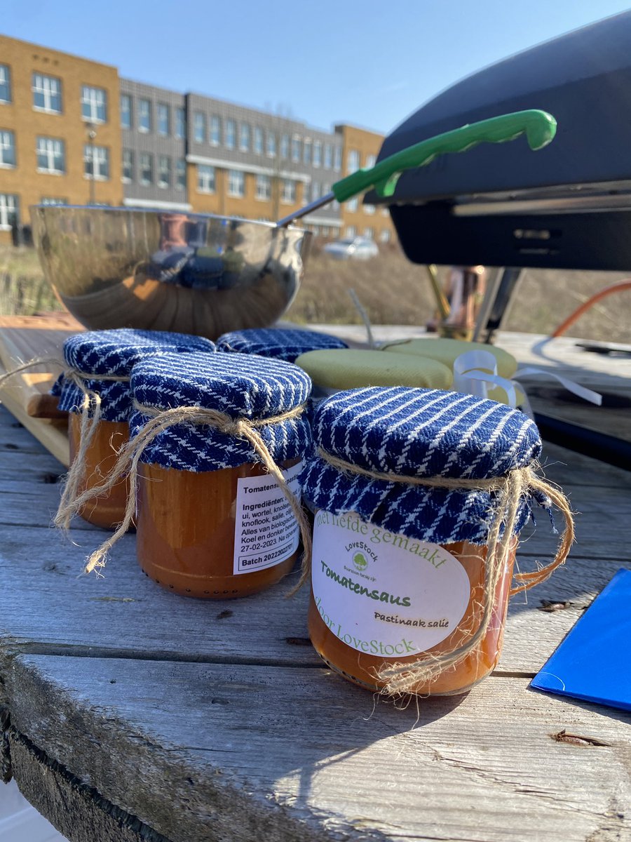 Heerlijke dag vandaag in de nieuwe pizzatuin van Stichting Stadslandbouw Brandevoort ! Vanaf nu geven we workshops voor bedrijven en lessen voor scholen over duurzame en gezonde voeding. Uiteraard altijd inclusief versgebakken pizza’s!