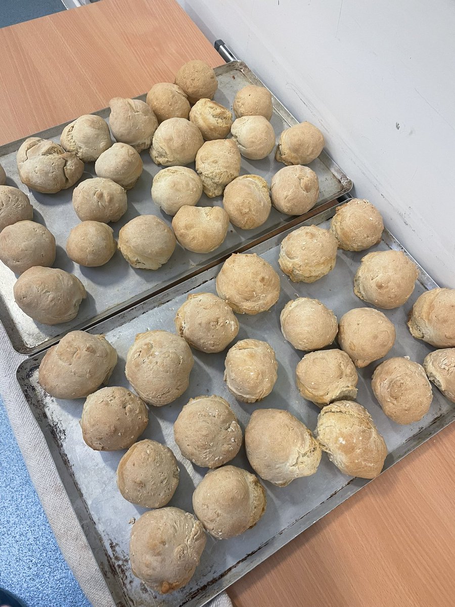 MissAlexander10's tweet image. Today we became bread bakers! We looked at the Great Fire of London starting in the bakery and had a go at making our own! Luckily, our head baker Bernie didn’t let a fire start. #puddinglane #History @mesne_lea