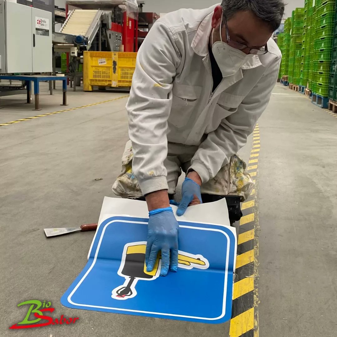 biosabor_agro's tweet photo. Estamos renovando la señalización de la nave central comprometidos con la Seguridad de nuestros trabajadores. 
#PRL
#prevencionderiesgoslaborales https://t.co/ANFTb8TcEU