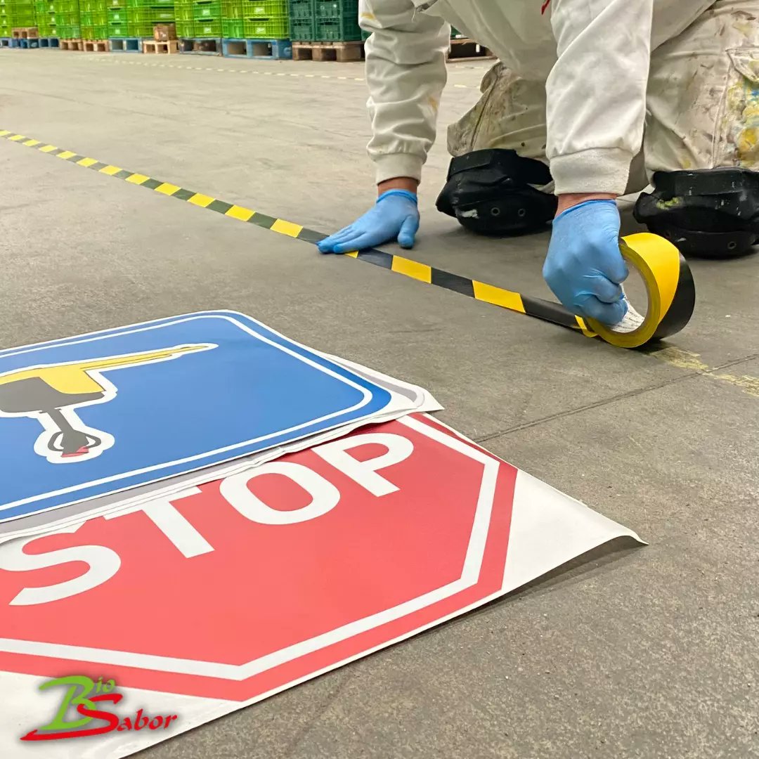 Estamos renovando la señalización de la nave central comprometidos con la Seguridad de nuestros trabajadores. 
#PRL
#prevencionderiesgoslaborales