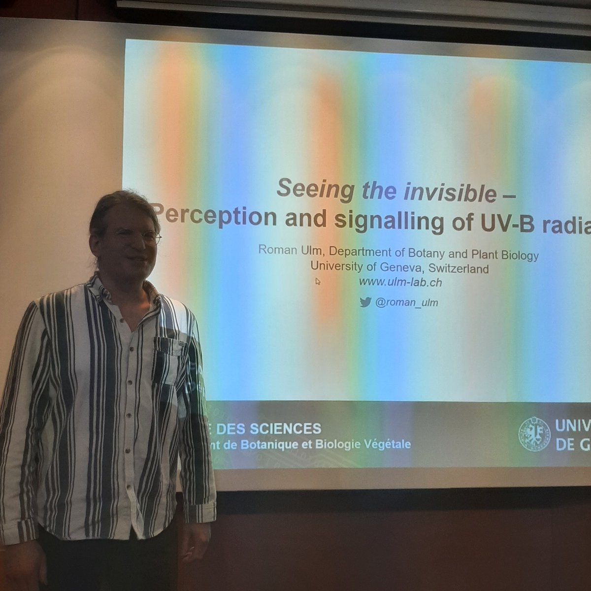 VicenteRubioSci's tweet photo. First in person seminar in two years at the @CNB_CSIC by an invited speaker from the plant field. Such a joy having here @roman_ulm to talk on how plants see the invisible. #PlantProteostasis #PPStasis https://t.co/jXv96YoFPZ