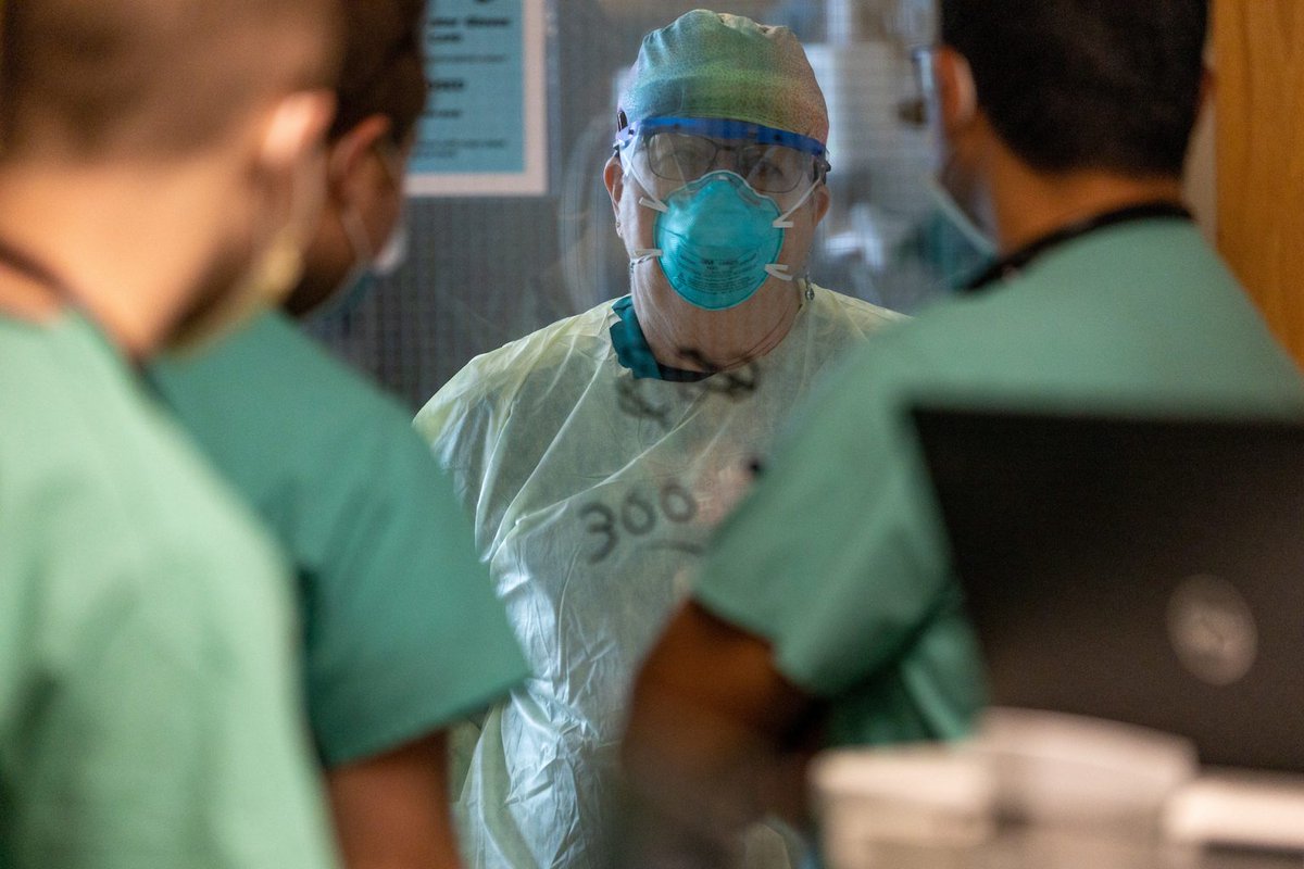 IM_Iowa's tweet photo. Our thanks to @uihealthcare for these great pics of former @IntMedatIowa Chief Resident and @UIowaPCCM fellow @roloMD and some of our  residents and @IowaMed students. 

Everyone should see what goes on in the MICU! 

More pics here: https://t.co/ICZmMI1fzD https://t.co/XmQYRm0Mbq