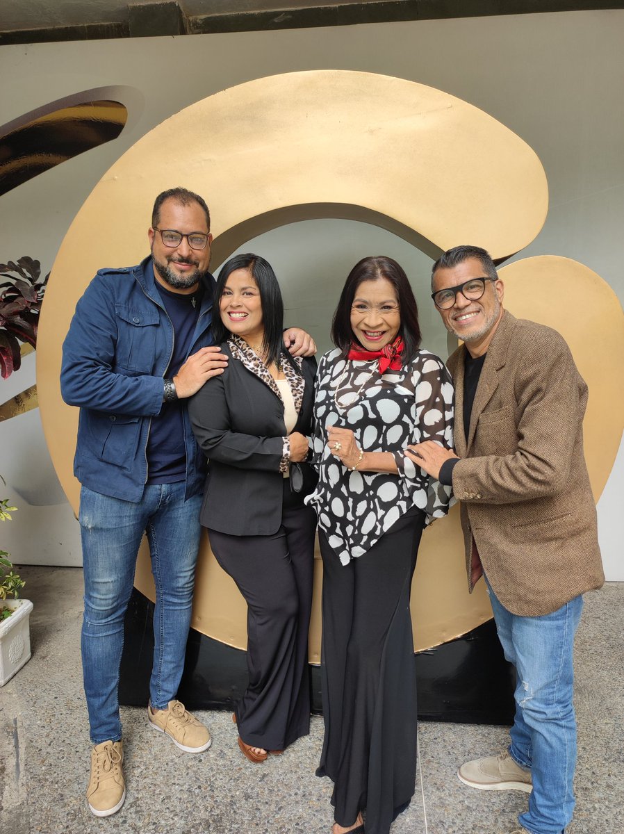 [1:30 pm] En minutos nos vemos en @Vladimirala1Gv con <a href="/Vladi_VillegasP/">Vladimir Villegas</a> en <a href="/globovision/">Globovisión</a>

Estaremos hablando de #SoloBoleros espectáculo que presentaremos el Domingo 13 en el #Warairarepano