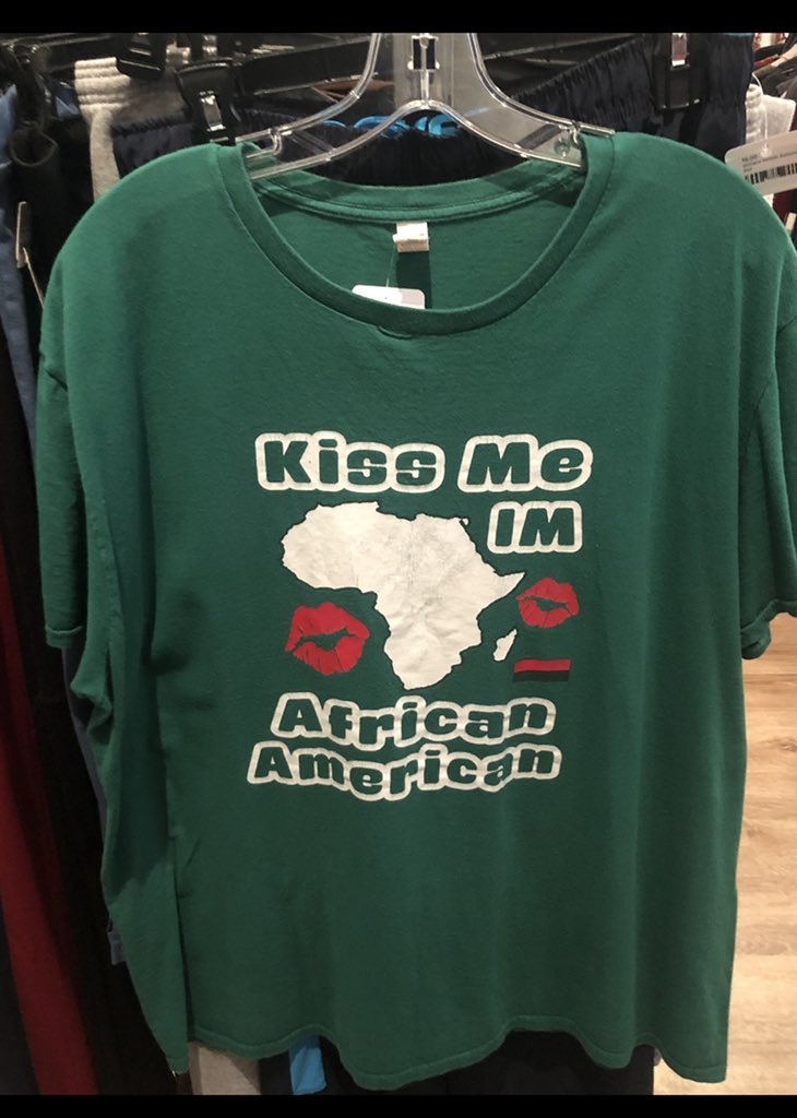 Happy #casualfriday Thrifters! Here’s our #teeshirt pick for this week! Come snatch it up so you don’t get pinched on #stpatricksday 💋🤣 #thrift #thriftstorefinds #chicago #blackownedbusiness #kissme #pinch