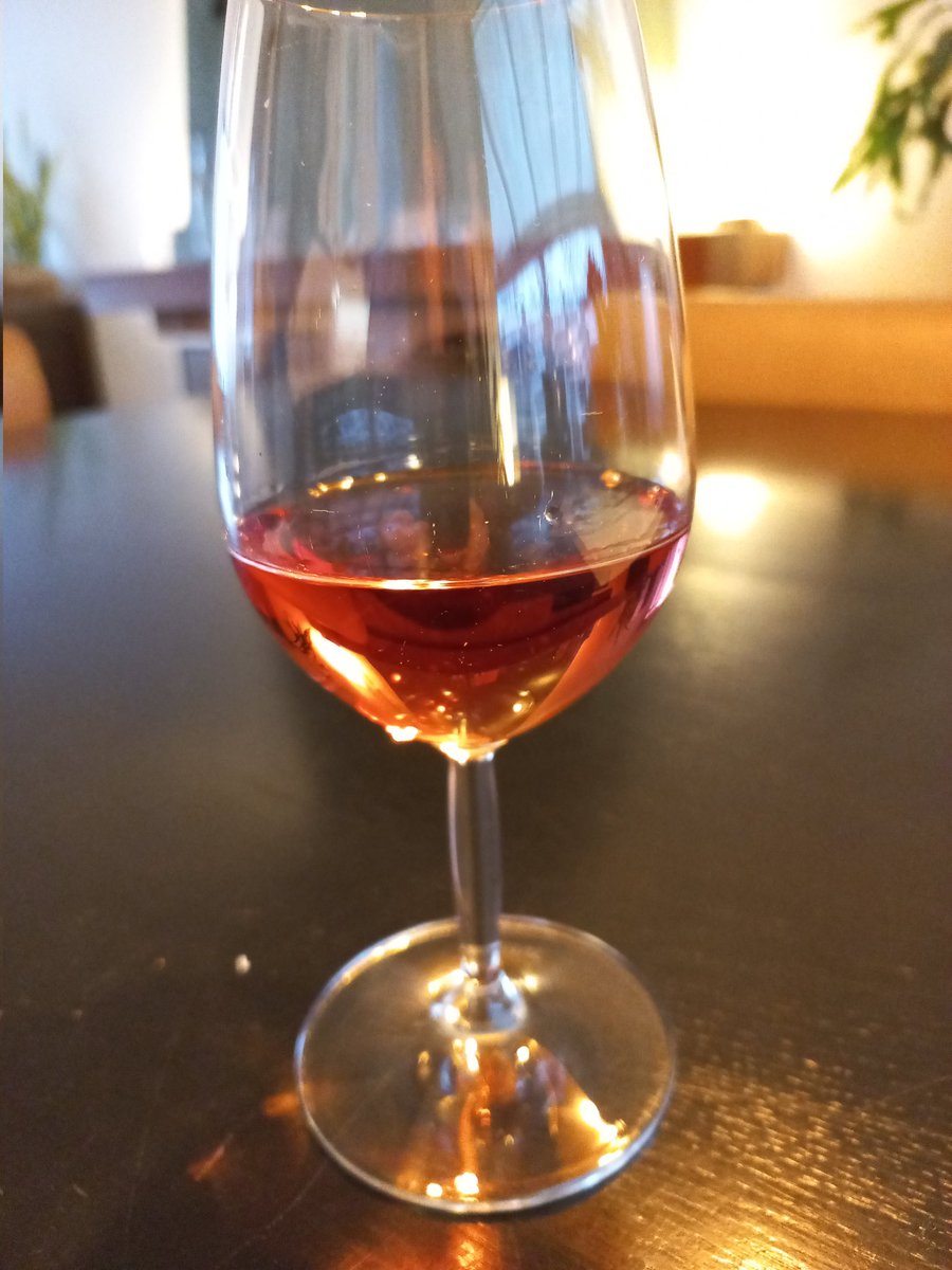 YvettevandenBe4's tweet photo. Op een beetje extra zonneschijn voor iedereen die het kan gebruiken.
#cheers #vrijmibo #port #roseport #zomersdrankje https://t.co/qznECsOhyx