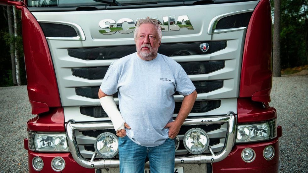 Efter photoshop-succén ”svenska politiker med vanliga jobb” presenterar jag: SVENSKA KÄNDISAR MED VANLIGA JOBB. Först ut: 

Leif GW Persson. Jobbat som lastbilschaufför hela sitt liv. Älskar att stanna på RASTA och äta svensk husmanskost. På kvällen blir det Arboga-öl.