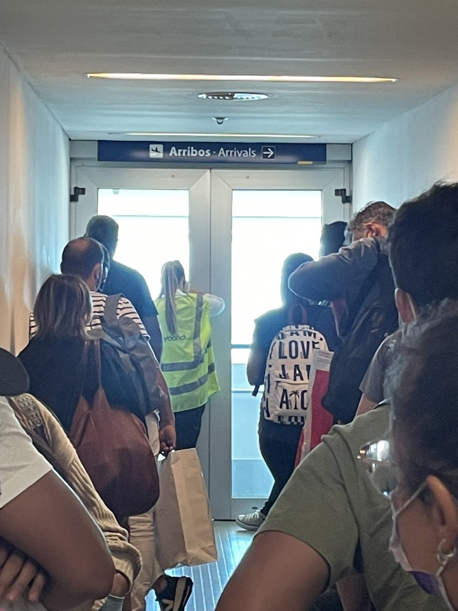 luisrolla's tweet photo. @SirChandlerBlog Por acá bajamos en avión pero nos dejaron encerrados en la manga. Las chicas de @flybondioficial golpeando la puerta a ver si nos abren… 🤦🏻‍♂️🤦🏻‍♂️ https://t.co/JIOen4MHVO