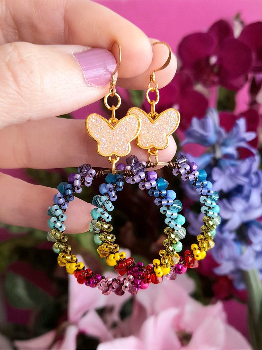 Luxury hoops in rainbow style. 🌈💎 Which is your favorite pair?
Treat yourself to something special and enjoy 25% off the entire shop. 💝