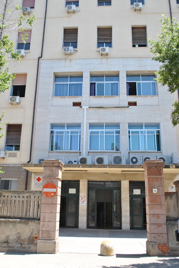 AouSassari's tweet photo. L’#AouSassari si mobilita per i profughi dall’#Ucraina. La Clinica di #GinecologiaOstetricia e quella di #Ortopedia attivano un ambulatorio per le visite. La #Farmaciaospedaliera raccoglie farmaci e dispositivi medici https://t.co/2zf8NhEKL4 https://t.co/Swj3vbyvKL
