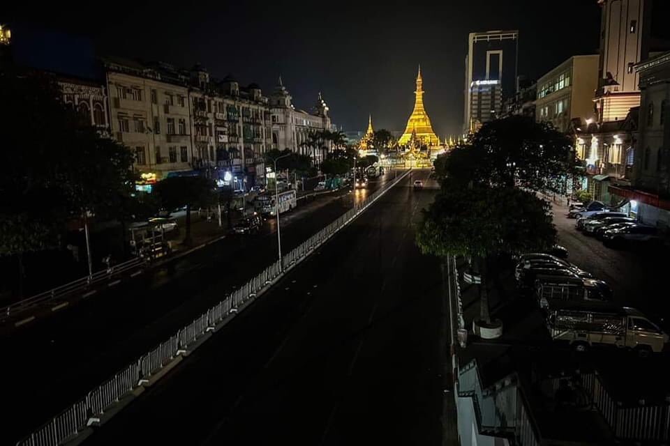 XoxoHsu's tweet photo. Daily blackouts in Myanmar disrupt livelihoods of rural, urban dwellers. Public anger is growing over cutting electric power ordered by the military junta, with residents now stockpiling firewood and candles for the worst power outage over a decade. #WhatsHappeningInMyanmar https://t.co/iqc9WAc9Dc