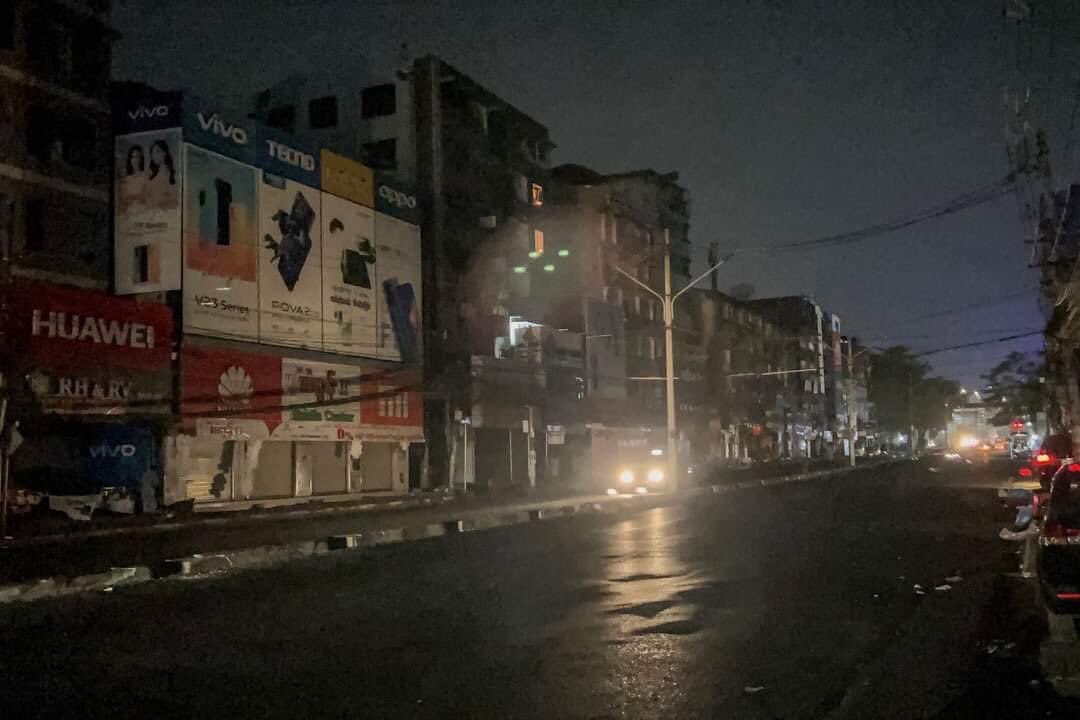 XoxoHsu's tweet photo. Daily blackouts in Myanmar disrupt livelihoods of rural, urban dwellers. Public anger is growing over cutting electric power ordered by the military junta, with residents now stockpiling firewood and candles for the worst power outage over a decade. #WhatsHappeningInMyanmar https://t.co/iqc9WAc9Dc