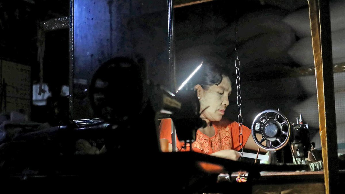 XoxoHsu's tweet photo. Daily blackouts in Myanmar disrupt livelihoods of rural, urban dwellers. Public anger is growing over cutting electric power ordered by the military junta, with residents now stockpiling firewood and candles for the worst power outage over a decade. #WhatsHappeningInMyanmar https://t.co/iqc9WAc9Dc