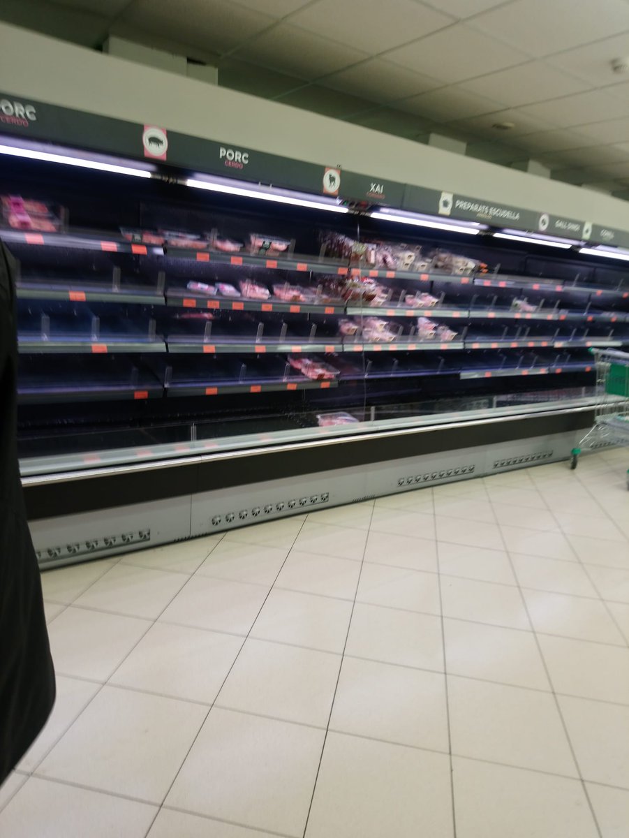 MoncadaJoan2's tweet photo. No es Venezuela, es España /Mercadona Hoy.
Desabastecimiento y encarecimiento de todos los productos. Ninguno proviene de Rusia o Ucrania, todos productos nacionales.
Los responsables, los dueños de la cadena y los medios (todos ) que han creado artificialmente alarma. https://t.co/HXL9Ig3n3Z