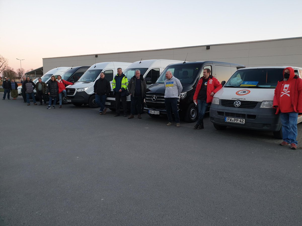 Soeben ist unser nächster Hilfskonvoi Richtung Grenze zur #Ukraine aufgebrochen. Diesmal 8 Fahrzeuge mit Hilfsgütern, vor allem Medizinisches. Diese übergeben wir dort direkt ukrainischen Helfern.