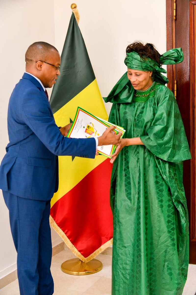J'ai remis à l'ambassadeur Sory SYLLA, nouvellement nommé en poste à Beijing, République populaire de Chine, sa lettre de mission et les instructions du Président. 🇸🇳