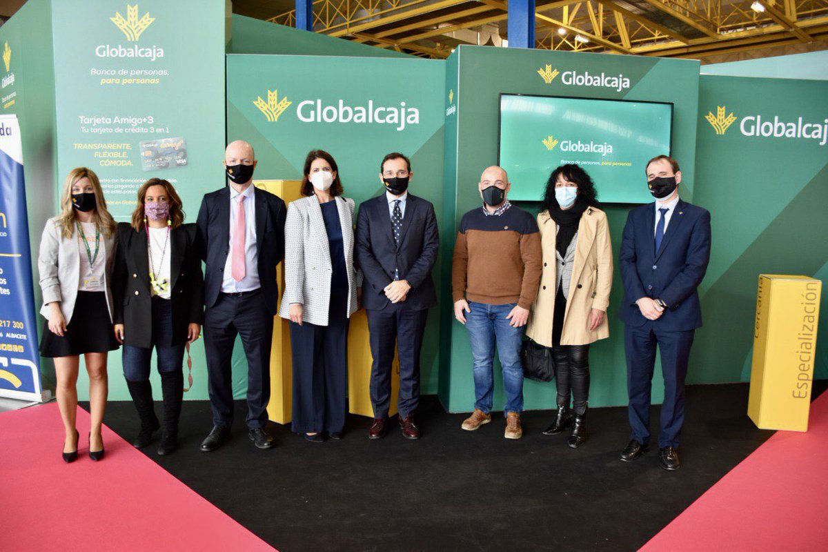 Cs_AlbaceteCdad's tweet photo. 🍊Participamos en la inauguración de Comercia, Feria del Stock del Comercio, con nuestra concejal de emprendimiento e innovación, @Avellanedal99, y la diputada provincial, @Gapygarcia_CS, en el Recinto Ferial de IFAB. Esperamos que sea una feria fructífera.
#Comercia #Albacete https://t.co/6fq5VFDT8l