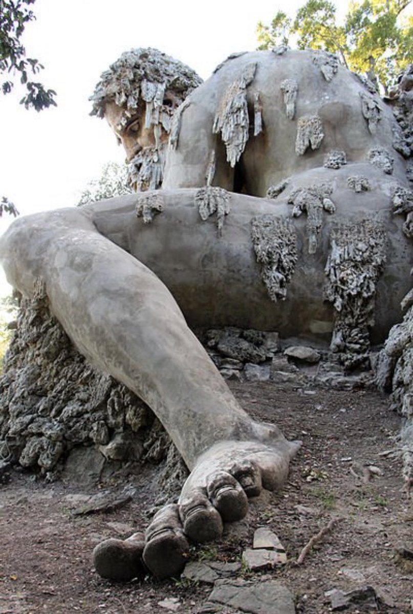 El coloso de los Apeninos es una escultura tallada en piedra ubicada en los jardines Parco di Mediceo Pratolino, a doce kilómetros de Florencia. Fue esculpida por el escultor italiano Giambologna en 1579 como símbolo de nuestro vínculo con la naturaleza.